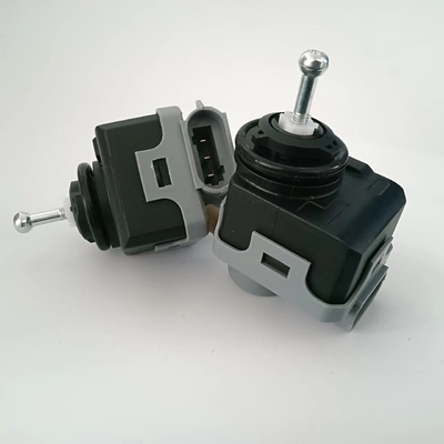 12Volt日産のヘッドライトの調節修理黒のプラスチック