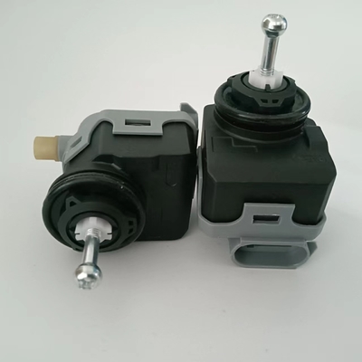 12Volt日産のヘッドライトの調節修理黒のプラスチック